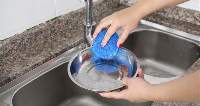 Palla di raschiatura di plastica della struttura elicoidale usata per lavare i piatti e le ciotole