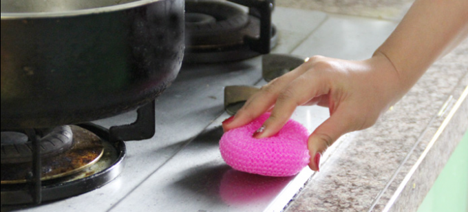 Palla di raschiatura di plastica della struttura elicoidale usata per lavare i piatti e le ciotole